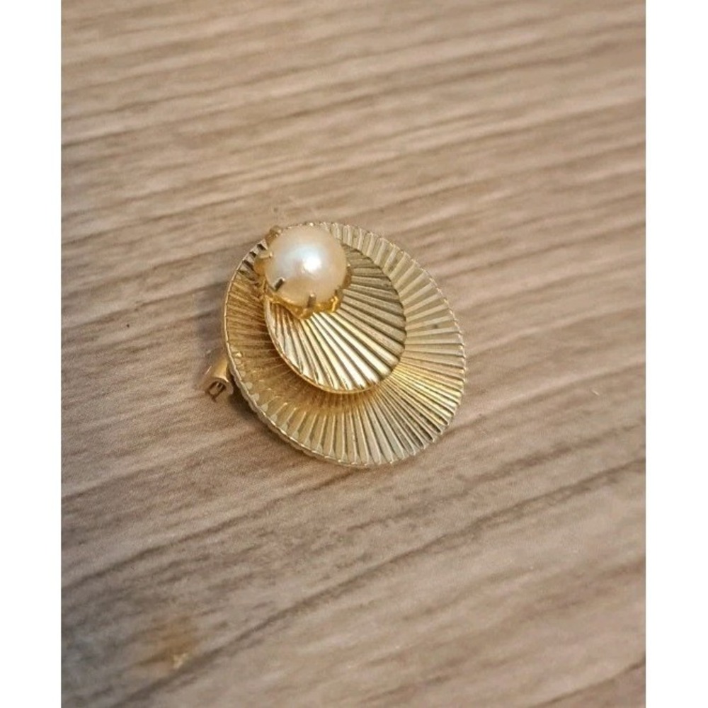 Vintage Coro ? Unsigned Art Deco Small Brooch Pin Gold Tone Pearl Setting